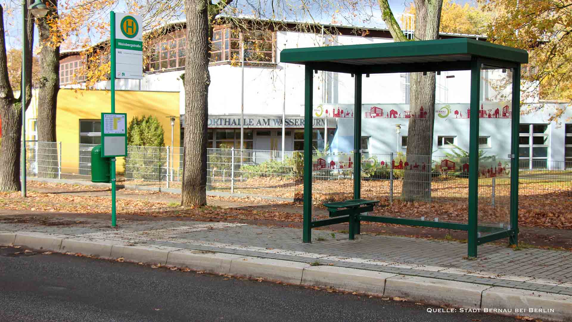 Städtische Bushaltestellen mit Silhouette der Stadt Bernau beklebt